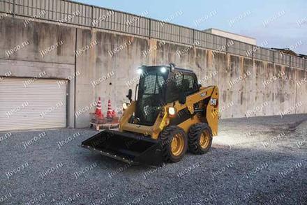 Мини-погрузчик CAT 226D3 — погрузчик с бортовым поворотом, вид спереди — фото 5 из 8