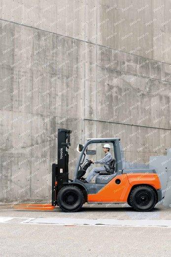 Вилочный погрузчик TOYOTA 02-7FD40